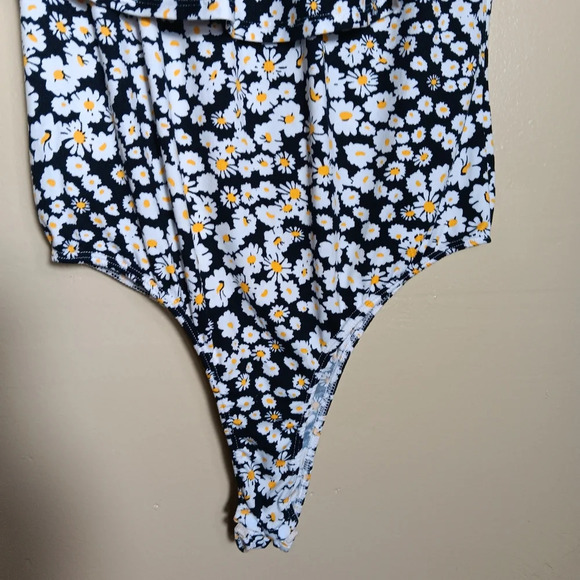 Vibe Daisy print bodysuit. Off the shoulders. Size XL - Picture 3 of 6